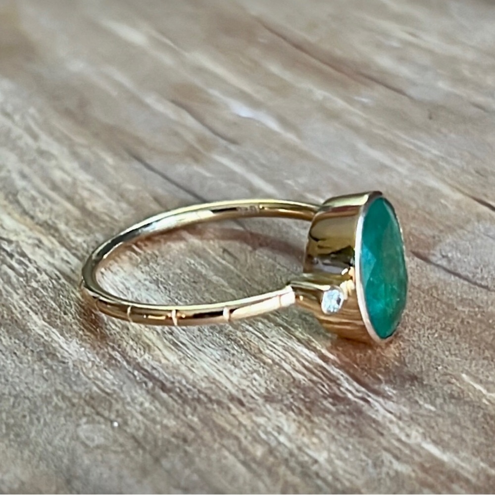 18KT Yellow Gold hallmarked oval Colombian emerald ring with two diamonds NEW - Picture 2 of 8